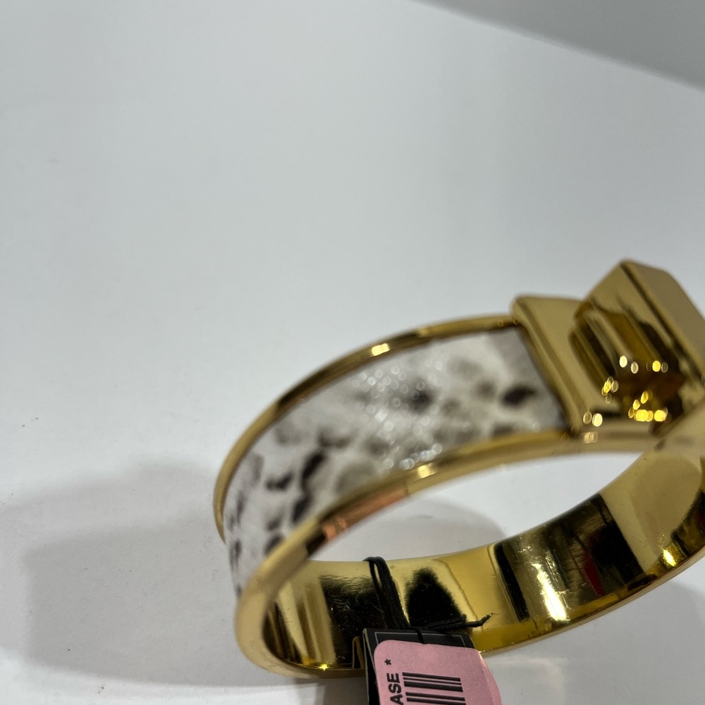 💕 BCBG Maxazria Bracelet. NWT 💕 - Picture 3 of 5